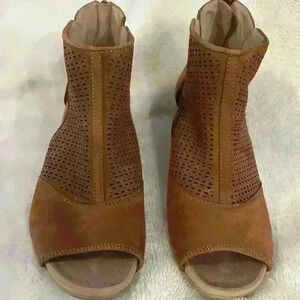 Woman’s brown Earth zip up heels. Size 9w. 5 inch heel